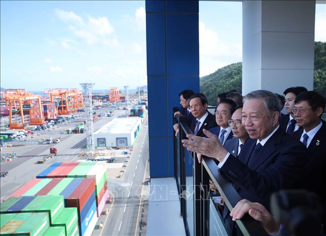 Tổng Bí thư Tô Lâm thăm cảng tự động hoá DGT, thành phố Busan, Hàn Quốc. Ảnh: Thống Nhất – TTXVN 
