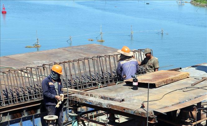 Công nhân thi công Dự án đường ven biển Võ Chí Công. Ảnh: Trần Tĩnh - TTXVN 