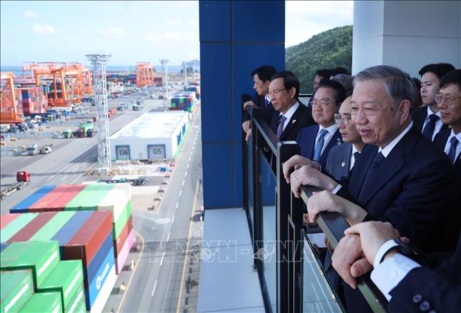 Tổng Bí thư Tô Lâm thăm cảng tự động hoá DGT, thành phố Busan, Hàn Quốc. Ảnh: Thống Nhất – TTXVN 
