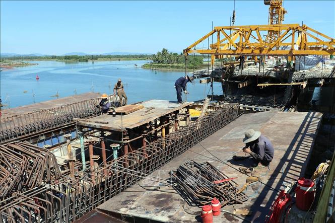 Thi công Dự án đường ven biển Võ Chí Công. Ảnh: Trần Tĩnh - TTXVN 