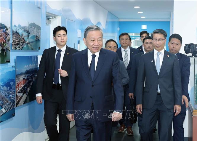 Tổng Bí thư Tô Lâm tới thăm cảng tự động hoá DGT, thành phố Busan, Hàn Quốc. Ảnh: Thống Nhất – TTXVN 
