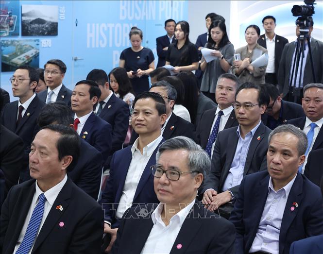 Các đại biểu tham dự buổi đến thăm, làm việc tại cảng tự động hoá DGT, Busan, Hàn Quốc. Ảnh: Thống Nhất – TTXVN 