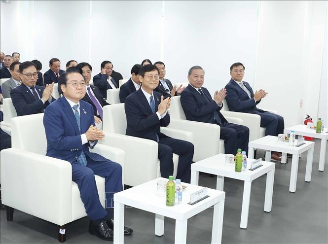 Tổng Bí thư Tô Lâm và các đại biểu trong buổi đến thăm, làm việc tại cảng tự động hoá DGT, Busan, Hàn Quốc. Ảnh: Thống Nhất – TTXVN 
