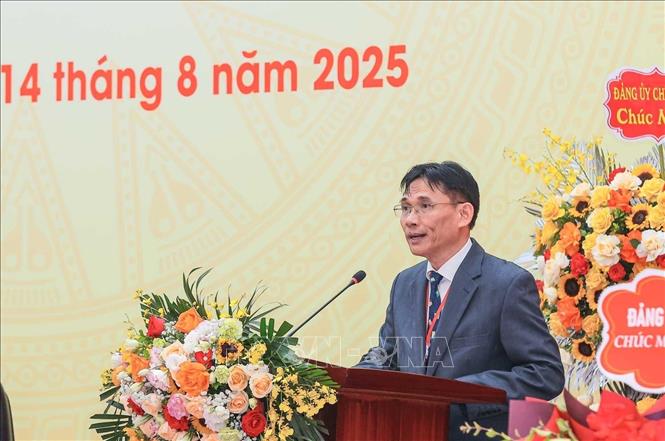 PGS.TS Nguyễn Đức Minh, Uỷ viên Ban Thường vụ Đảng uỷ, Phó Chủ tịch Viện Hàn lâm Khoa học xã hội Việt Nam trình bày tham luận tại Đại hội, chiều 13/8. Ảnh: Hoàng Hiếu - TTXVN
