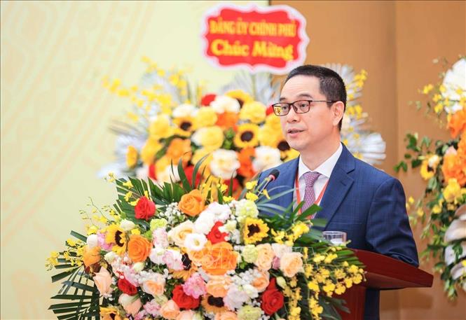 PGS. TS Tạ Minh Tuấn, Phó Bí thư Đảng uỷ, Phó Chủ tịch Viện Hàn lâm Khoa học xã hội Việt Nam trình bày tóm tắt dự thảo Báo cáo chính trị, chiều 13/8. Ảnh: Hoàng Hiếu - TTXVN