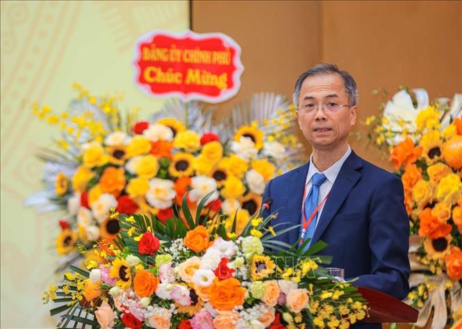 TS. Đặng Xuân Thanh, Uỷ viên Ban Thường vụ Đảng uỷ, Phó Chủ tịch Viện Hàn lâm Khoa học xã hội Việt Nam trình bày tóm tắt dự thảo Báo cáo kiểm điểm của BCH Đảng bộ khoá XIX, chiều 13/8. Ảnh: Hoàng Hiếu - TTXVN