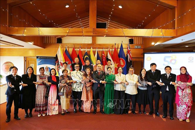 Đại diện các Đại sứ quán, Cao ủy các nước thành viên ASEAN có cơ quan đại diện tại Wellington (New Zealand) là Indonesia, Malaysia, Philippines, Singapore, Thái Lan và Việt Nam, cùng với Timor Leste là quan sát viên, chụp ảnh lưu niệm tại Lễ kỷ niệm. Ảnh: TTXVN phát