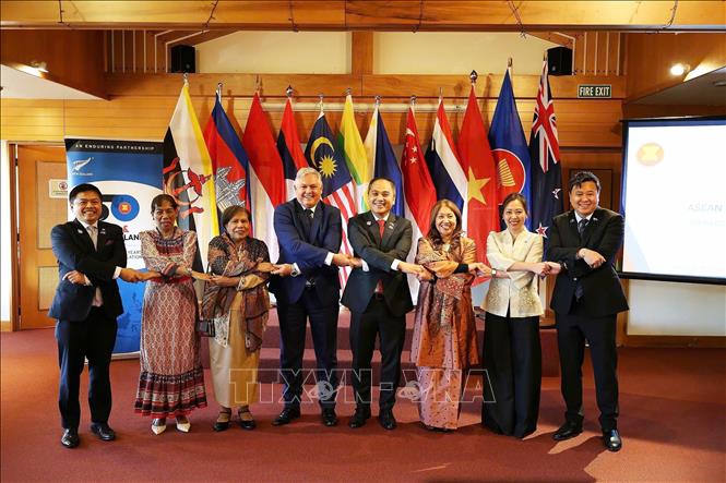 Bộ trưởng Bộ các Cộng đồng dân tộc New Zealand Mark Mitchell chụp ảnh lưu niệm với Ủy ban ASEAN tại Wellington (ACW). Ảnh: TTXVN phát