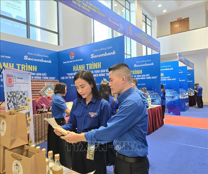 Chị Nguyễn Phương Thảo, Bí thư Tỉnh đoàn Quảng Ninh, tham quan gian hàng khởi nghiệp đến từ Lai Châu. Ảnh: Thanh Vân - TTXVN