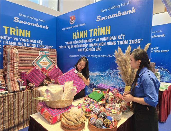 Chị Bùi Lệ Quyên (trái), Phó Bí thư Đoàn Trường PTDTNT THCS & THPT Thuận Châu tỉnh Sơn La, giới thiệu sản phẩm. Ảnh: Thanh Vân - TTXVN