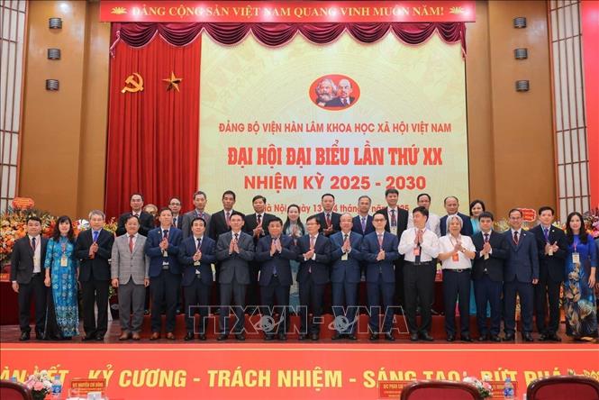 Phó Thủ tướng Nguyễn Chí Dũng với các đại biểu tham dự Đại hội, chiều 13/8. Ảnh: Hoàng Hiếu - TTXVN