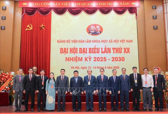 Phó Thủ tướng Nguyễn Chí Dũng với các đại biểu tham dự Đại hội, chiều 13/8. Ảnh: Hoàng Hiếu - TTXVN
