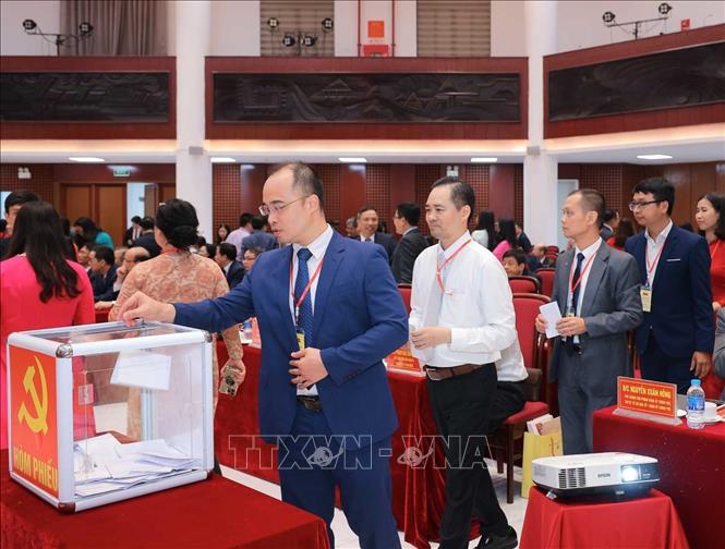 Đại biểu bỏ phiếu bầu Ban Chấp hành Đảng bộ Viện Hàn lâm Khoa học xã hội Việt Nam nhiệm kỳ 2025 -2030, chiều 13/8. Ảnh: Hoàng Hiếu - TTXVN