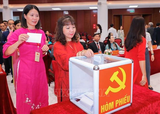 Đại biểu bỏ phiếu bầu Ban Chấp hành Đảng bộ Viện Hàn lâm Khoa học xã hội Việt Nam nhiệm kỳ 2025 -2030, chiều 13/8. Ảnh: Hoàng Hiếu - TTXVN