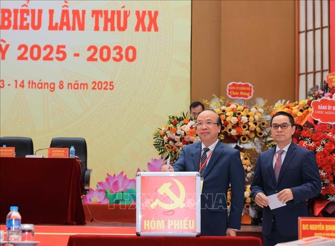 TS Phan Chí Hiếu, Bí thư Đảng uỷ, Giám đốc Viện Hàn lâm Khoa học xã hội Việt Nam bỏ phiếu bầu Ban Chấp hành Đảng bộ nhiệm kỳ 2025 -2030, chiều 13/8. Ảnh: Hoàng Hiếu - TTXVN