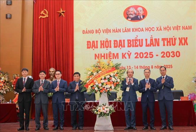 Phó Thủ tướng Nguyễn Chí Dũng tặng hoa chúc mừng Đại hội, chiều 13/8. Ảnh: Hoàng Hiếu - TTXVN