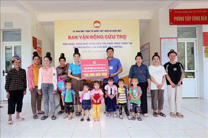 Đại diện xã Huổi Một tiếp nhận biểu trưng số tiền của Tổng công ty Tư vấn thiết kế giao thông vận tải - CTCP ủng hộ. Ảnh: Quang Quyết - TTXVN