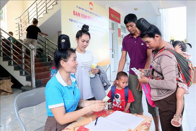 Trao tiền hỗ trợ của Tổng công ty Tư vấn thiết kế giao thông vận tải - CTCP cho các hộ dân xã Huổi Một. Ảnh: Quang Quyết - TTXVN