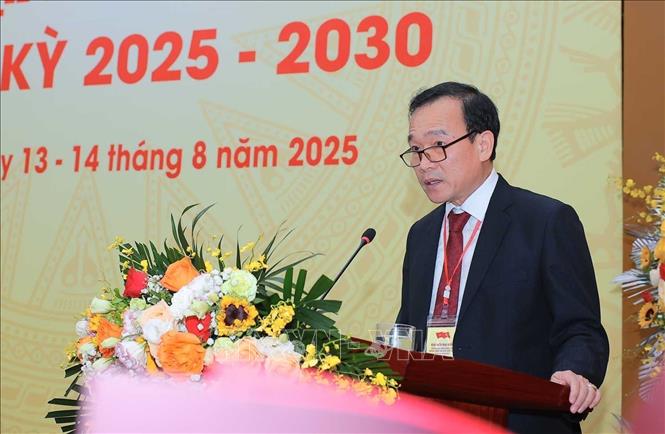 Đồng chí Nguyễn Mạnh Quân, Trưởng Ban kiểm phiếu công bố kết quả bầu Ban Chấp hành Đảng bộ Viện nhiệm kỳ 2025 - 2030, chiều 13/8. Ảnh: Hoàng Hiếu - TTXVN