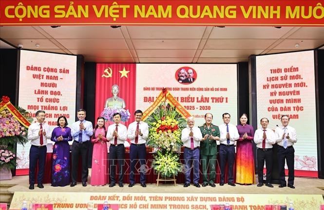 Đồng chí Đỗ Văn Chiến, Ủy viên Bộ Chính trị, Bí thư Trung ương Đảng, Bí thư Đảng ủy Mặt trận Tổ quốc, các đoàn thể Trung ương, Chủ tịch Ủy ban Trung ương Mặt trận Tổ quốc Việt Nam tặng hoa chúc mừng Đại hội. Ảnh: Minh Đức – TTXVN