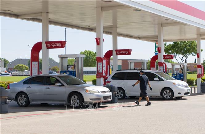 Bơm xăng cho phương tiện tại trạm xăng ở Plano, Texas, Mỹ. Ảnh: THX/TTXVN