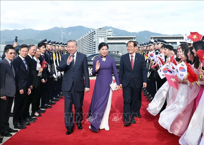 Lễ tiễn Tổng Bí thư Tô Lâm và Phu nhân tại sân bay quốc tế Gimhae, thành phố Busan, Hàn Quốc. Ảnh: Thống Nhất - TTXVN