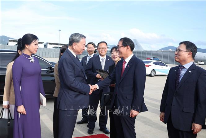 Lễ tiễn Tổng Bí thư Tô Lâm và Phu nhân tại sân bay quốc tế Gimhae, thành phố Busan, Hàn Quốc. Ảnh: Thống Nhất - TTXVN