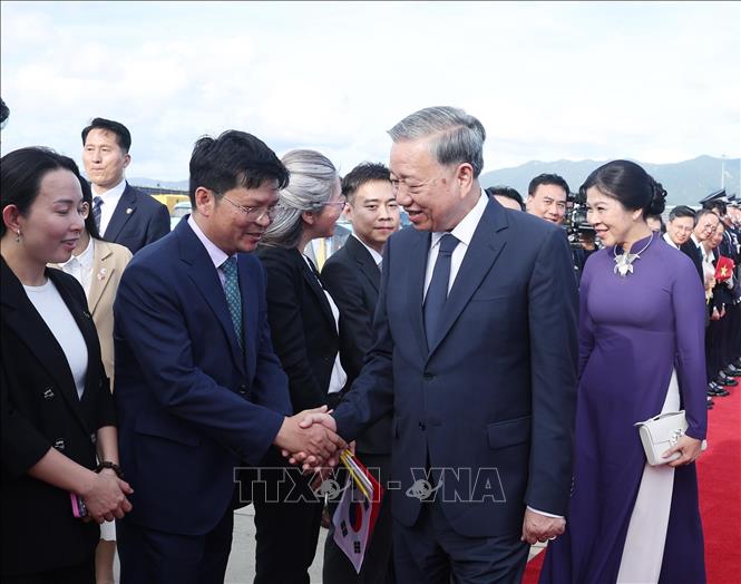 Lễ tiễn Tổng Bí thư Tô Lâm và Phu nhân tại sân bay quốc tế Gimhae, thành phố Busan, Hàn Quốc. Ảnh: Thống Nhất - TTXVN