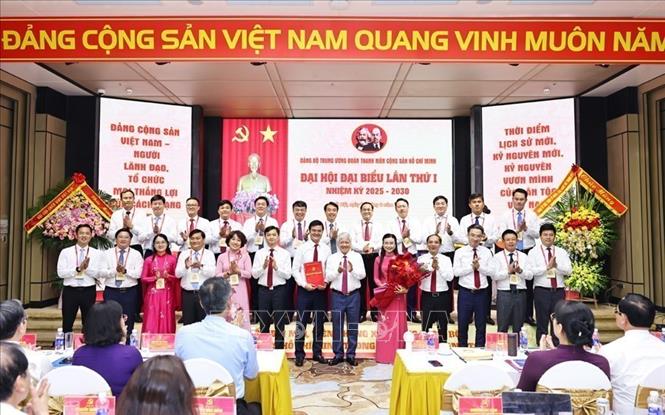 Đồng chí Đỗ Văn Chiến, Ủy viên Bộ Chính trị, Bí thư Trung ương Đảng, Bí thư Đảng ủy Mặt trận Tổ quốc, các đoàn thể Trung ương, Chủ tịch Ủy ban Trung ương Mặt trận Tổ quốc Việt Nam chúc mừng Ban Chấp hành Đảng bộ Trung ương Đoàn nhiệm kỳ 2025 - 2030. Ảnh: Minh Đức – TTXVN