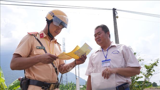 Đại úy Nguyễn Hải Đăng, cán bộ Phòng Cảnh sát giao thông, Công an tỉnh Tây Ninh nhắc nhở giáo viên dạy lái tuân thủ nghiêm quy định Luật Giao thông đường bộ. Ảnh: Minh Phú - TTXVN