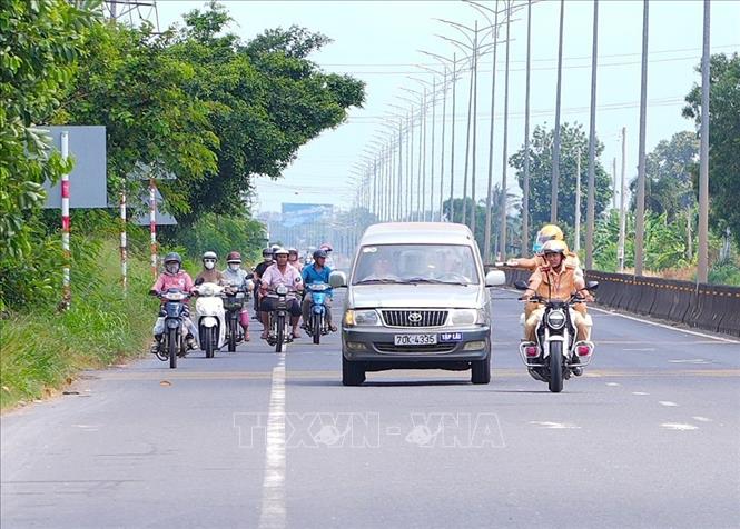 Cán bộ Tổ tuần tra kiểm soát, Đội Đường bộ số 1, Phòng Cảnh sát giao thông, Công an tỉnh Tây Ninh ra tín hiệu dừng phương tiện tập lái để kiểm tra. Ảnh: Minh Phú – TTXVN