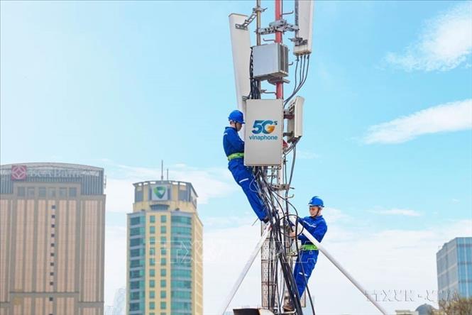 Việt Nam đang trong quá trình chuyển mình mạnh mẽ, với sự phát triển vượt bậc của công nghệ số trên mọi lĩnh vực, từ thương mại điện tử, tài chính, đến giáo dục và y tế, công nghệ...  Trong ảnh: Sau khi được cấp phép chính thức, Tập đoàn VNPT đã khẩn trương triển khai lắp đặt hạ tầng và trạm thu phát sóng VinaPhone 5G trên toàn quốc. Ảnh: Minh Quyết-TTXVN