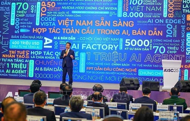Diễn đàn chính sách “Việt Nam chủ động phát triển ngành công nghiệp bán dẫn và trí tuệ nhân tạo trong kỷ nguyên mới” thu hút sự tham gia của hơn 1000 đại biểu là các nhà lãnh đạo, chuyên gia công nghệ cao cấp đến từ nhiều tập đoàn, công ty công nghệ lớn trên thế giới, tổ chức tại Hà Nội, ngày 14/3/2025. Ảnh: Khánh Hòa - TTXVN