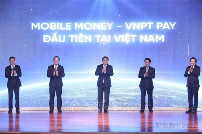 Ngày 25/11/2021, Tập đoàn Bưu chính Viễn thông Việt Nam (VNPT) chính thức công bố cung cấp dịch vụ Mobile Money trên cả nước. Các ứng dụng thanh toán không dùng tiền mặt đang được tăng tốc và hoàn thiện một cách toàn diện, trong đó Mobile Money được kỳ vọng có thể trở thành công cụ hiệu quả giúp Chính phủ thúc đẩy phổ cập thanh toán không dùng tiền mặt tại Việt Nam. Ảnh: Minh Quyết - TTXVN