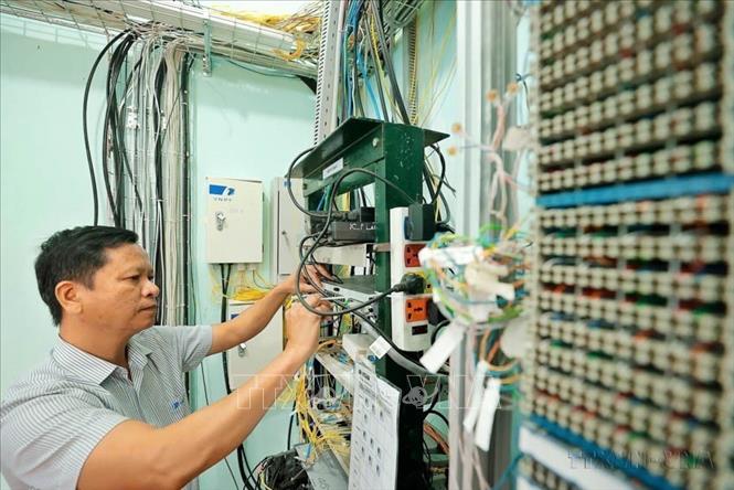  Thực hiện Nghị quyết 57-NQ/TW về đột phá phát triển khoa học, công nghệ, đổi mới sáng tạo và chuyển đổi số quốc gia. Những năm gần đây, VNPT Kon Tum chú trọng đầu tư xây dựng mạng lưới viễn thông hiện đại, triển khai công nghệ mới như 5G và Internet of Things (IoT), nâng cấp hệ thống cáp quang để cải thiện tốc độ và khả năng kết nối internet. Ảnh: Minh Quyết – TTXVN