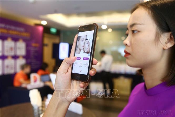Ra mắt Ứng dụng Chẩn đoán bệnh Da liễu đầu tiên tại Việt Nam - DeepClinics. Ứng dụng là dự án phát triển và ứng dụng công nghệ trí tuệ nhân tạo (AI) và máy học (ML - machine learning) vào việc tạo ra hệ thống khám, chẩn đoán bệnh và chăm sóc sức khoẻ, phòng ngừa bệnh về da. Ảnh: Minh Quyết - TTXVN