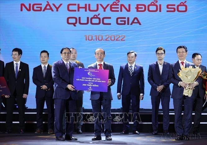 Thủ tướng Phạm Minh Chính và Bộ trưởng Bộ Thông tin và Truyền thông Nguyễn Mạnh Hùng trao giải Cuộc thi Tìm kiếm giải pháp Chuyển đổi số quốc gia cho đại diện bộ, ngành, địa phương, doanh nghiệp và cộng đồng (Hà Nội, 10/10/2022). Ảnh: Dương Giang-TTXVN