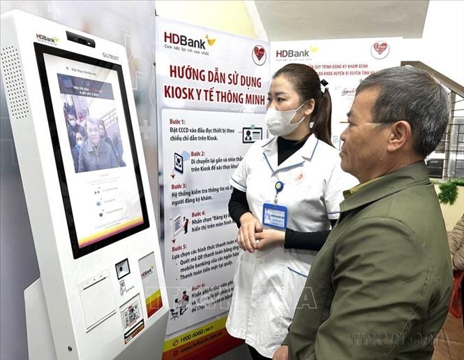Việt Nam đang trong quá trình chuyển mình mạnh mẽ, với sự phát triển vượt bậc của công nghệ số trên mọi lĩnh vực. Trong ảnh: Hướng dẫn người dân sử dụng KIOSK y tế thông minh để kiểm tra thông tin đăng ký khám bệnh tại một bệnh viện ở Hà Giang. Ảnh: Đức Thọ - TTXVN