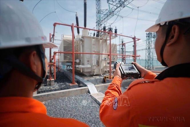 Sử dụng thiết bị soi phát nhiệt tại Trạm biến áp 220kV Ninh Phước (xã Phước Hữu, huyện Ninh Phước, tỉnh Ninh Thuận). Ảnh: Minh Quyết - TTXVN