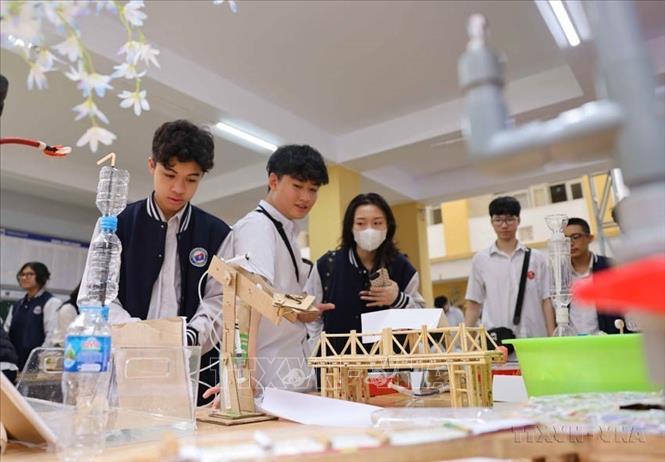 Xã hội số đang từng bước hình thành với sự phổ cập của các công nghệ kết nối và thanh toán số. Trong ảnh: Ngày hội STEAM là sân chơi trí tuệ để học sinh có thể hiện khả năng sáng tạo, phô diễn các kỹ năng, biến những kiến thức khô khan thành những sản phẩm ứng dụng trên nhiều lĩnh vực . Ảnh: Thanh Tùng - TTXVN
