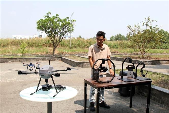 Chính phủ đặt mục tiêu đến năm 2030, Việt Nam sẽ có ít nhất 5 dự án lớn về trí tuệ nhân tạo, công nghệ bán dẫn, nhà máy thông minh và đô thị thông minh. Trong ảnh: Thiết bị bay không người lái của Gremsy, một doanh nghiệp trong nước được ươm tạo và phát triển tại Khu Công nghệ cao Thành phố Hồ Chí Minh. Ảnh: Tiến Lực - TTXVN