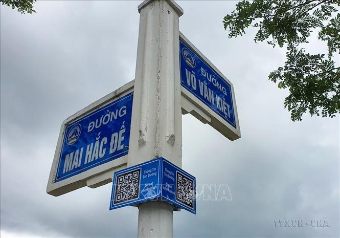 Thành phố Đà Nẵng lắp đặt thí điểm bảng mã QR trên các trụ chỉ đường đặt trên các tuyến phố ven biển của quận Sơn Trà, nhằm phục vụ nhu cầu tra cứu thông tin của người dân và du khách. Ảnh: Trần Lê Lâm - TTXVN