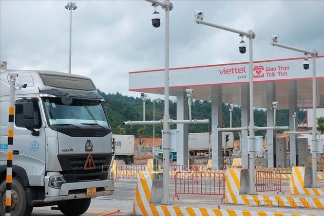 Cổng thông minh (Smart Gate) của Công viên Logistics Viettel cho phép nhận diện biển số xe, mã container và sinh trắc học tài xế. Ứng dụng V-Gate hỗ trợ doanh nghiệp và lái xe đặt chỗ, theo dõi dịch vụ từ xa, tối ưu hóa thời gian và giảm chi phí quản lý. Ảnh: Minh Quyết - TTXVN