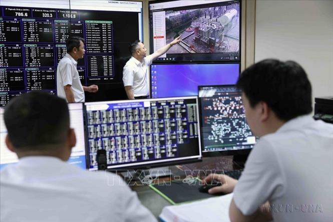  Kiểm tra công tác điều hành quản lý và vận hành hệ thống điện trong ca trực ở phòng điều hành Trung tâm ở Công ty Điện lực Thanh Hoá thuộc EVNNPC. Ảnh: Vũ Sinh – TTXVN
