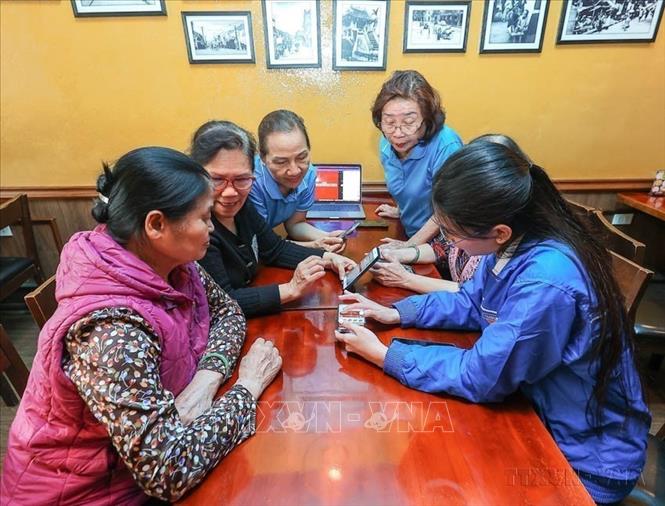 Thực hiện Nghị quyết 57-NQ/TW của Bộ Chính trị về đột phá phát triển khoa học, công nghệ, đổi mới sáng tạo và chuyển đổi số quốc gia, phong trào “Bình dân học vụ số” ra đời góp phần xóa mù chữ về chuyển đổi số cho toàn dân, giúp người dân tiếp cận và tận dụng công nghệ trong cuộc sống, hình thành cộng đồng thích ứng với chuyển đổi số; tham gia xây dựng Chính phủ số, xã hội số, kinh tế số, công dân số. Ảnh: Phạm Tuấn Anh -TTXVN

