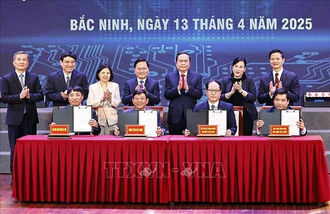 Chủ tịch Quốc hội Trần Thanh Mẫn chứng kiến Lễ ký kết Biên bản ghi nhớ hợp tác giữa UBND tỉnh Bắc Ninh và Hiệp hội doanh nghiệp Hàn Quốc tại Việt Nam, Đại học Bách Khoa Hà Nội, Học viện Công nghệ Bưu chính Viễn thông (Bắc Ninh, 13/4/2025). Ảnh: Doãn Tấn – TTXVN