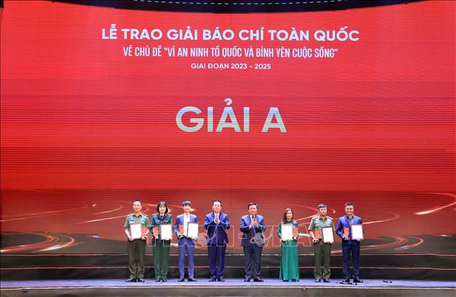 Đồng chí Nguyễn Trọng Nghĩa, Uỷ viên Bộ Chính trị, Bí thư Trung ương Đảng, Trưởng Ban Tuyên giáo và Dân vận Trung ương và đồng chí Nguyễn Xuân Thắng, Uỷ viên Bộ Chính trị, Giám đốc Học viện chính trị Quốc gia Hồ Chí Minh, Chủ tịch Hội đồng lý luận Trung ương trao giải Nhất cho các tác giả đạt giải. Ảnh: Tuấn Anh - TTXVN