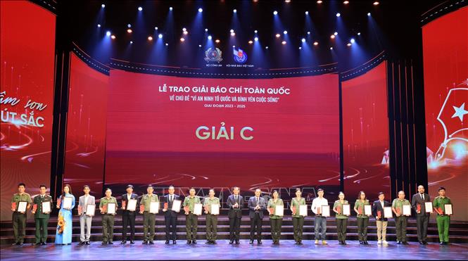 Các tác giả đạt giải C. Ảnh: Tuấn Anh - TTXVN