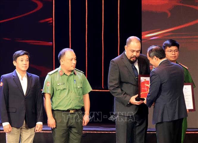 Phóng viên Trần Thanh Giang (Báo Ảnh Việt Nam - TTXVN) nhận giải C. Ảnh: Tuấn Anh - TTXVN