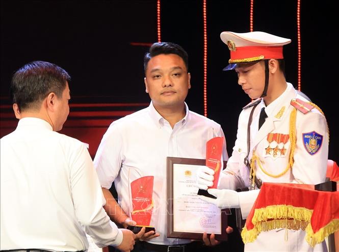 Phóng viên Phạm Trung Kiên (Ban biên tập Ảnh - Thông tấn xã Việt Nam) đạt giải Khuyến khích. Ảnh: Tuấn Anh - TTXVN